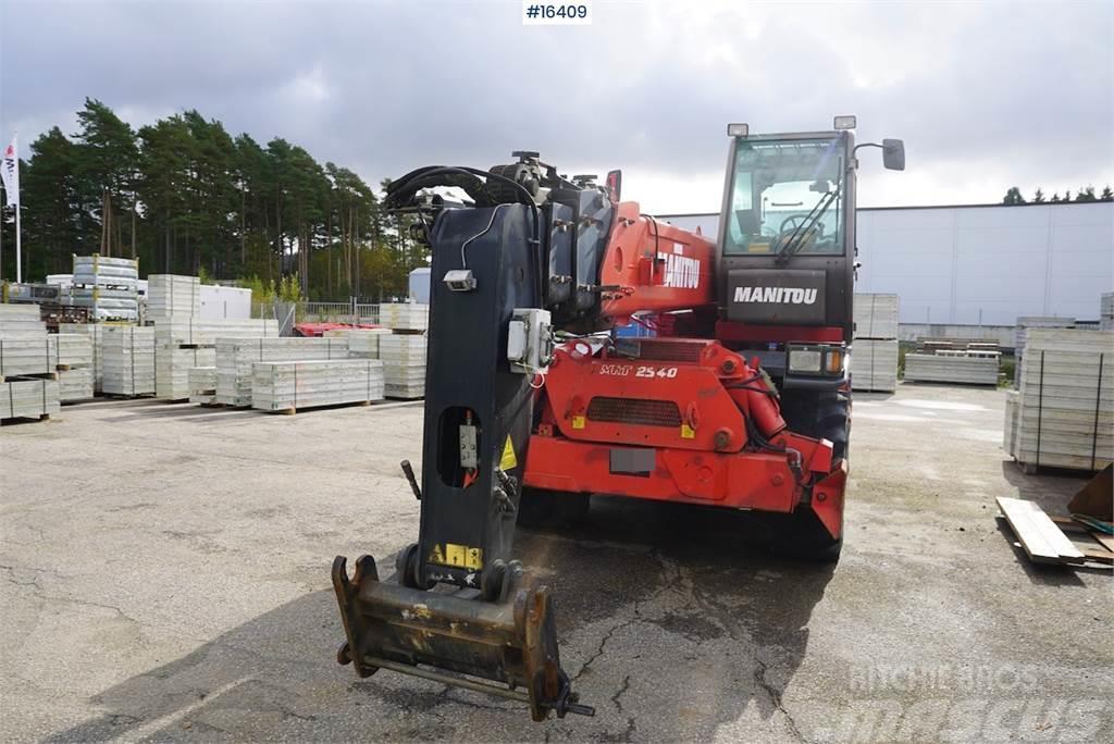 Manitou MRT 2540M with bucket and fork Teleskopické manipulátory