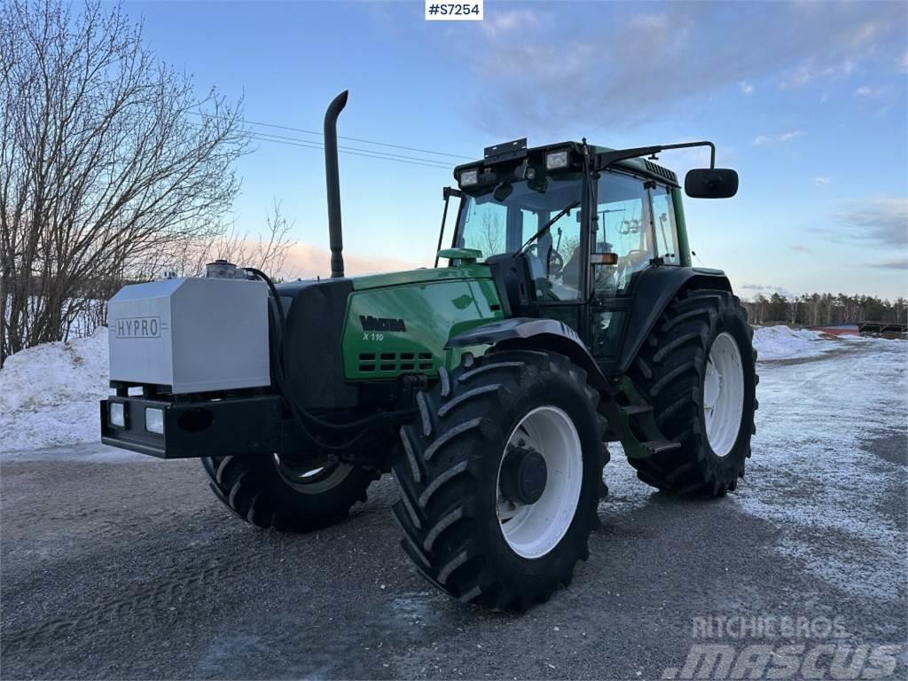 Valtra X110 waiststeering tractor with twintrac Traktory