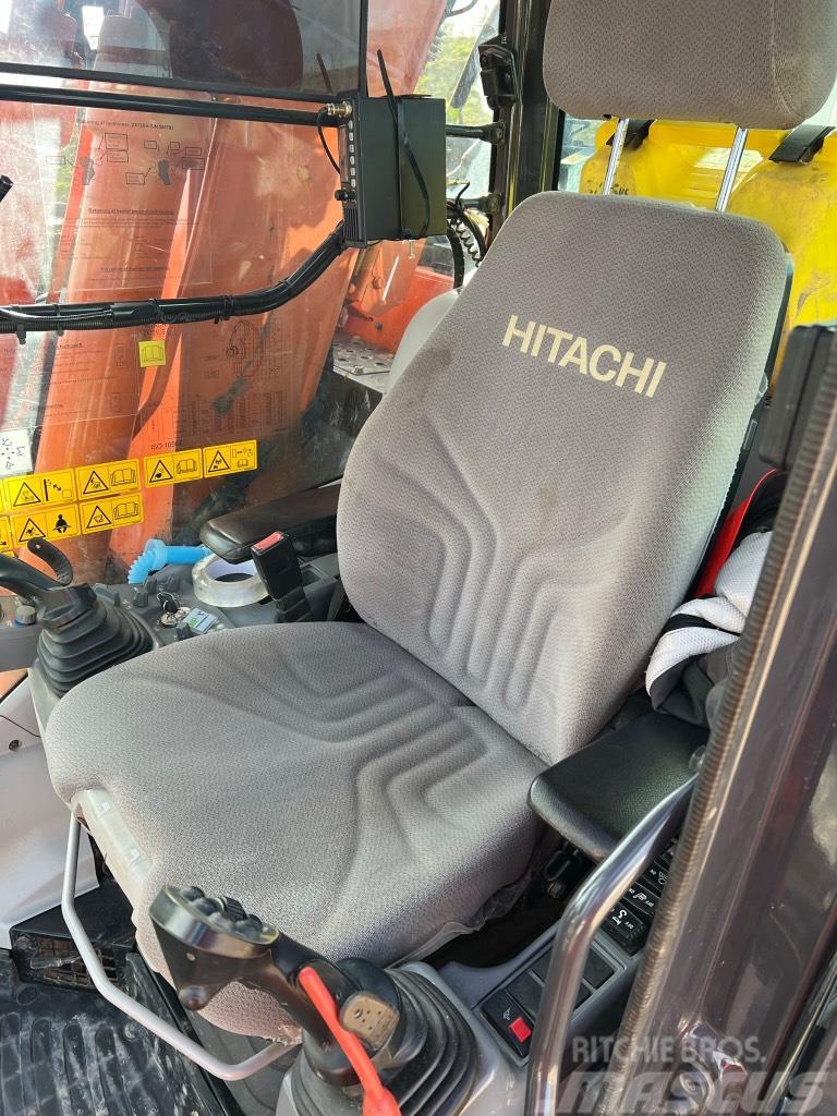 Hitachi ZX 135 US-6 Pásová rýpadla