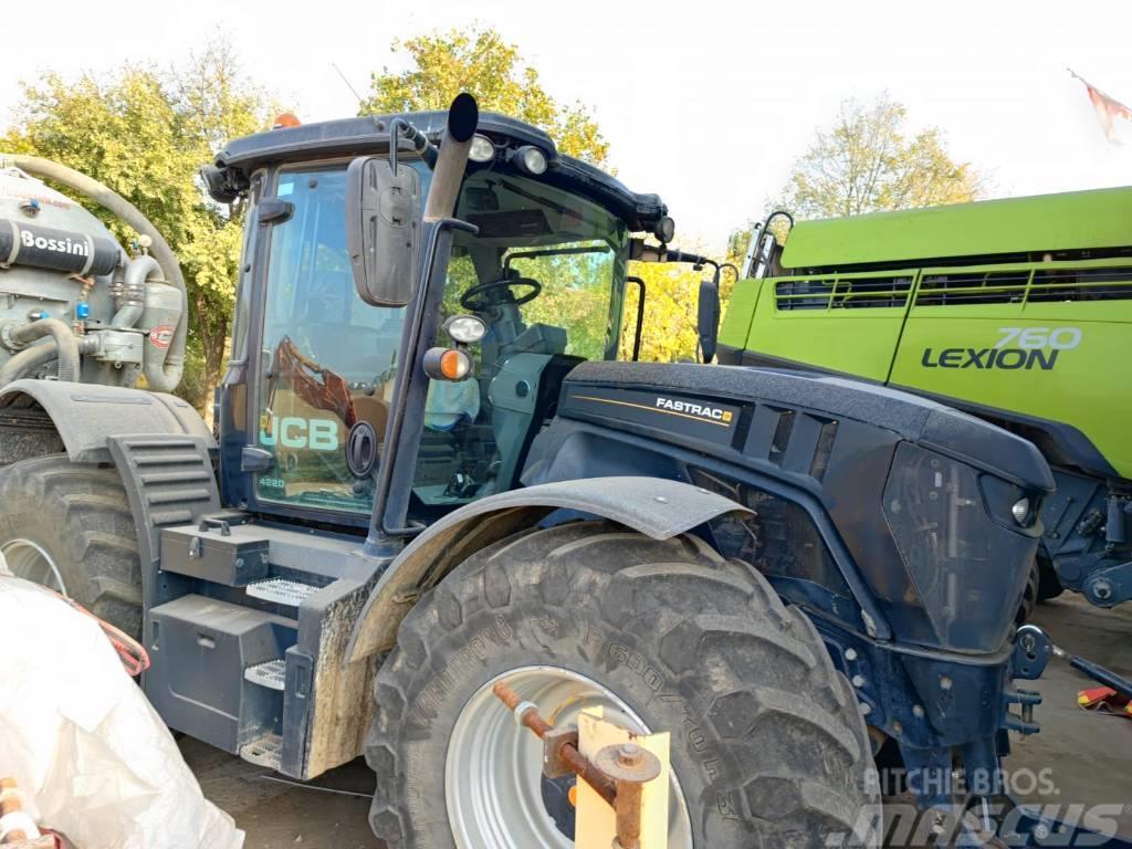 JCB Fastrac 4220 Traktory