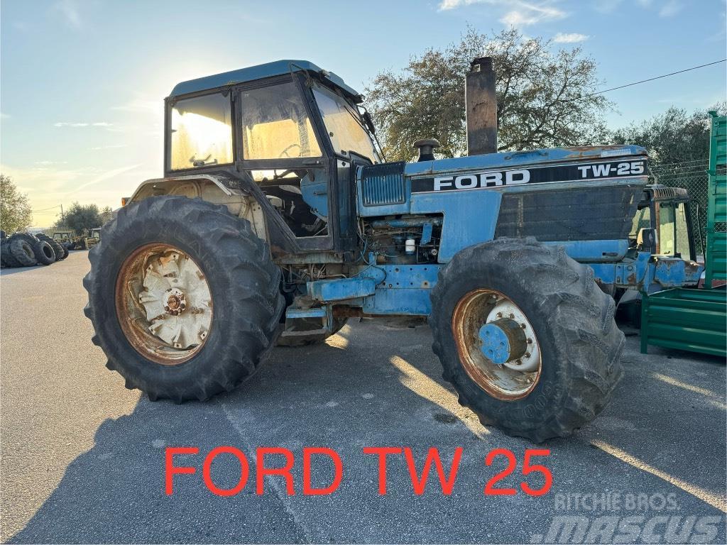 Ford / New Holland TW25 Traktory