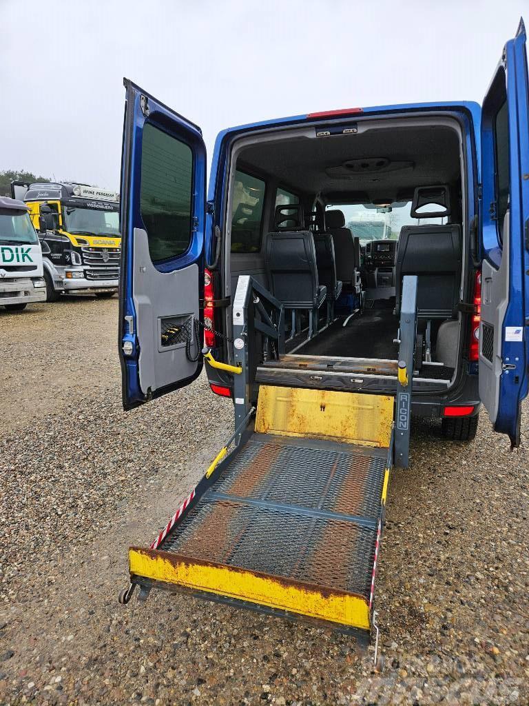 Volkswagen Crafter 2.5 TDI with lift for wheelchair Minibusy