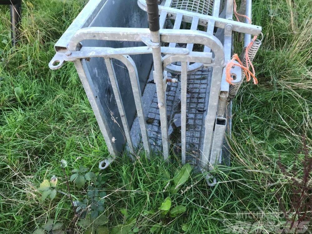  Ironworks sheep turn over crate lightly used Další stroje a zařízení pro chov zemědělských zvířat