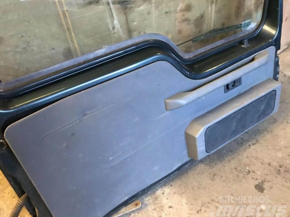 Land Rover Discovery 300 TDi rear door complete £90 Ostatní
