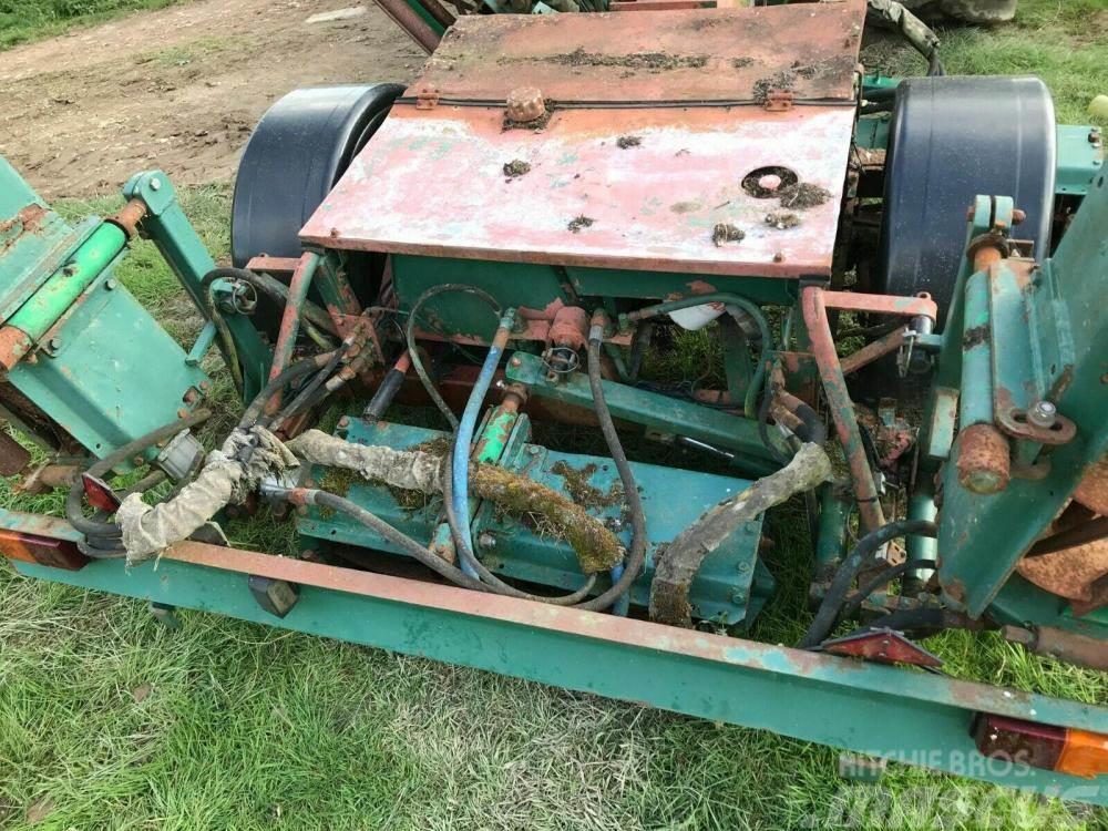 Ransomes gang mower 5 reel - tractor driven - £750 Samojízdné sekačky