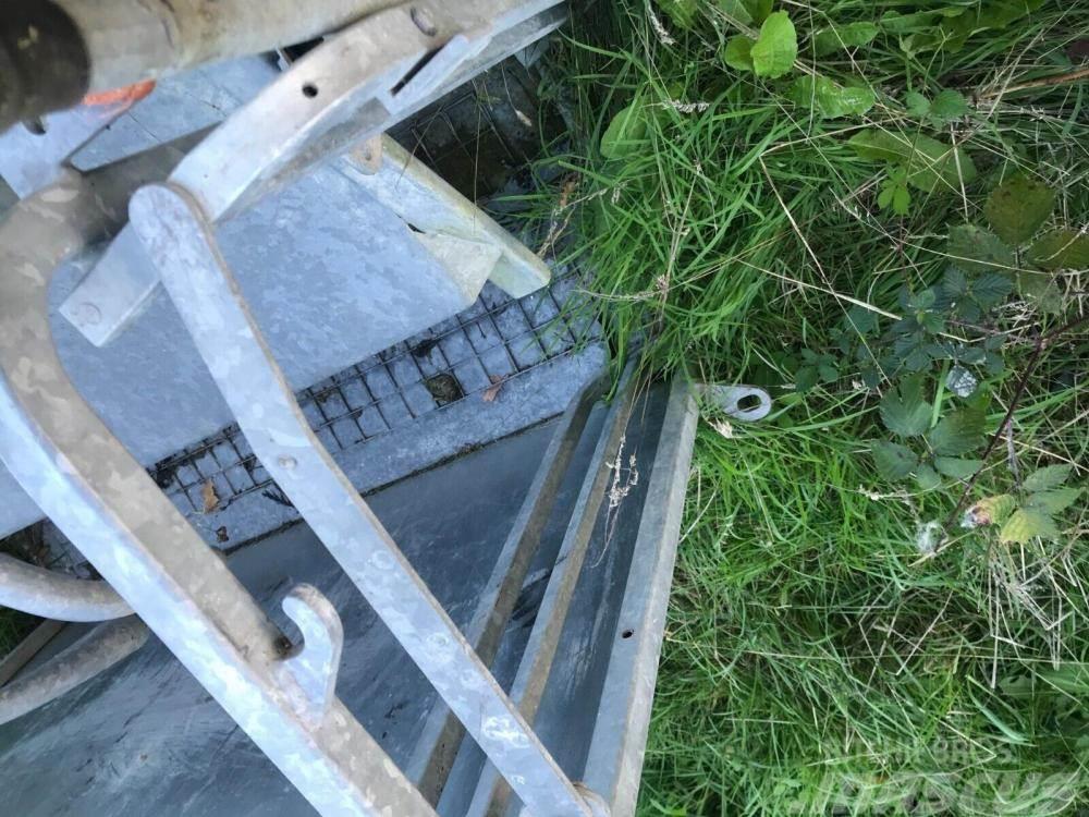  sheep turn over crate lightly used Další stroje a zařízení pro chov zemědělských zvířat