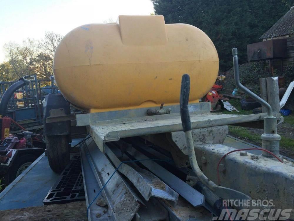  water bowser £400 plus vat £480 Cisternové přívěsy