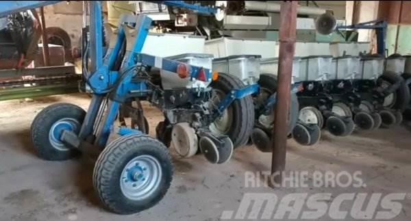  _JINÉ USA) Kinze - 3000 Traktory