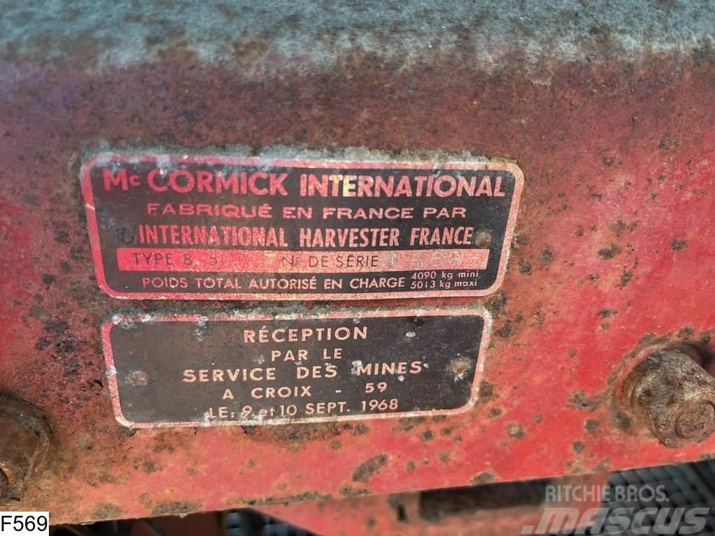International 851 Mc Cormick International 851 Sklízecí mlátičky