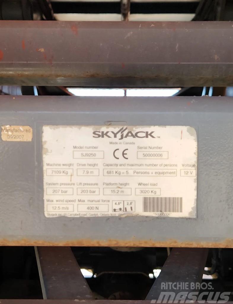SkyJack SJ 9250 RT Nůžková zvedací plošina