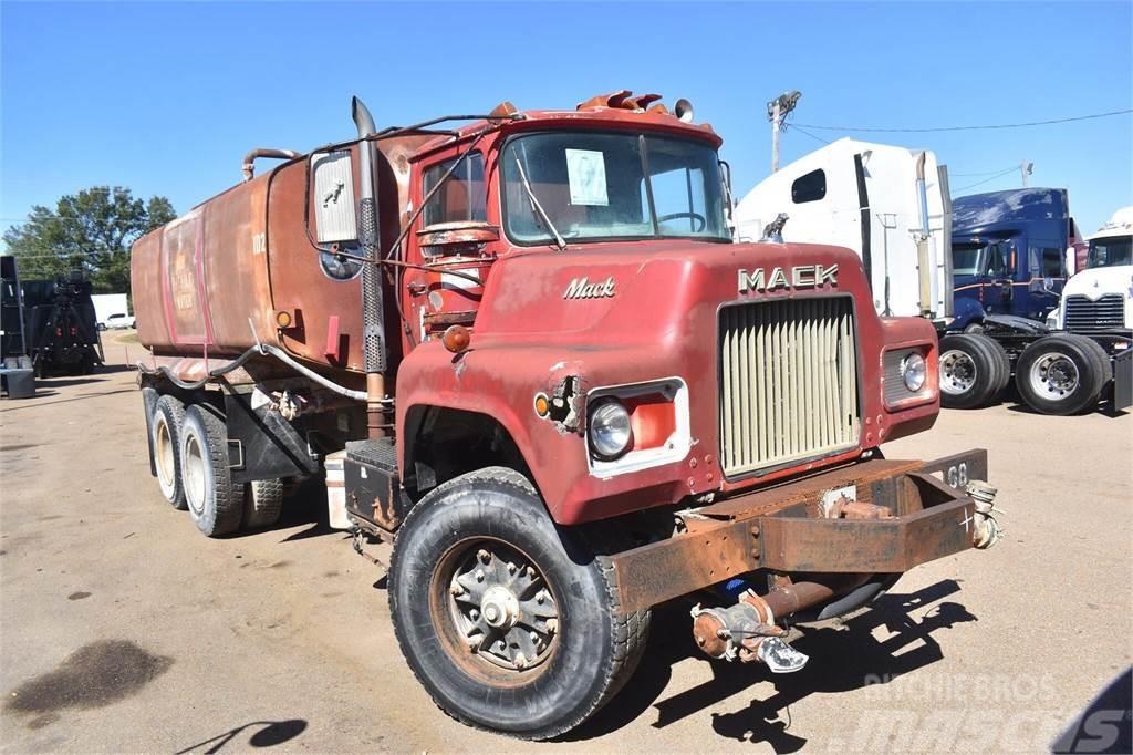 Mack DM685S Cisternové vozy