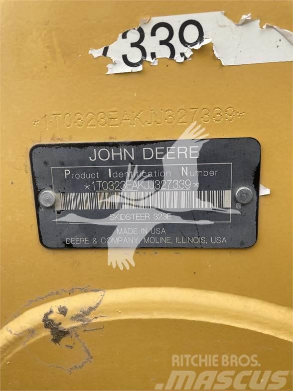 John Deere 323E Smykem řízené nakladače