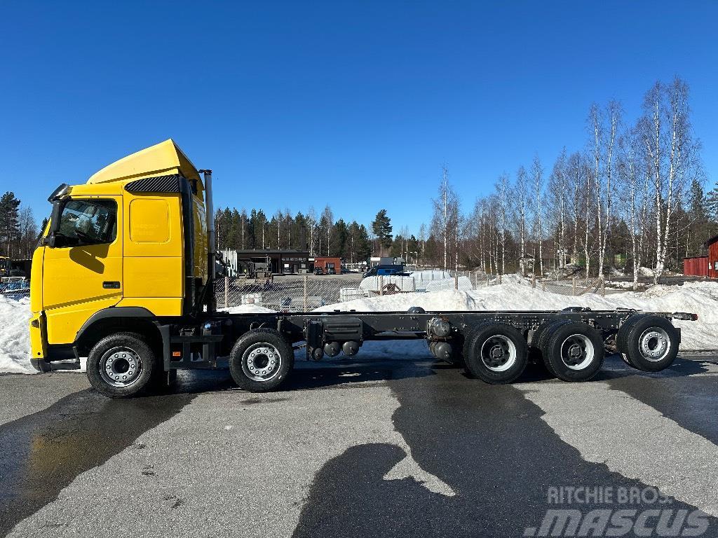 Volvo FH500 10x4 283tkm valmistuu ritilä-autoksi Nákladní automobily pro přepravu lesních strojů