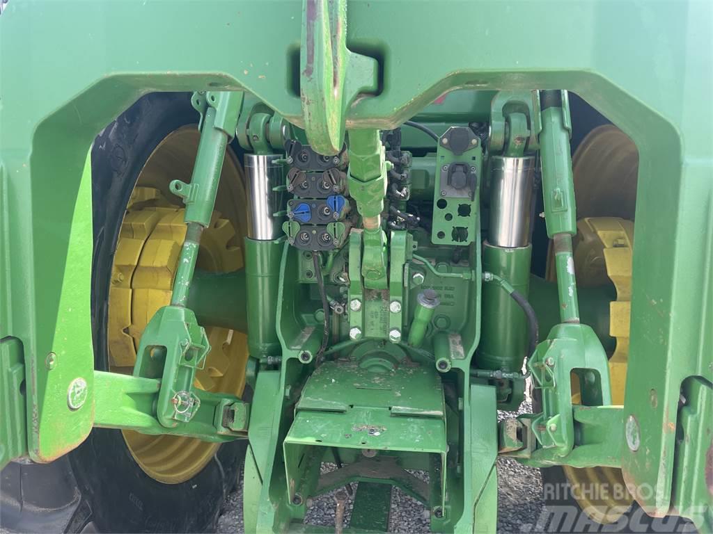 John Deere 8335R Traktory