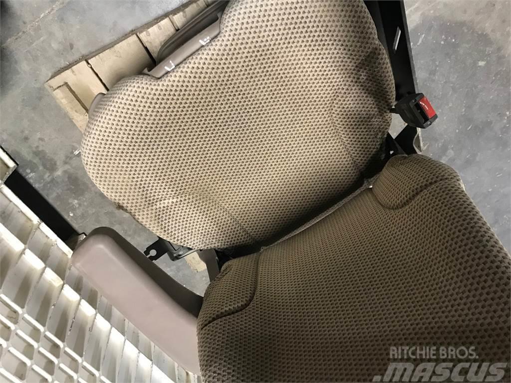 John Deere AXE63552 SEAT ASS'M CLOTH Příslušenství a náhradní díly ke kombajnům