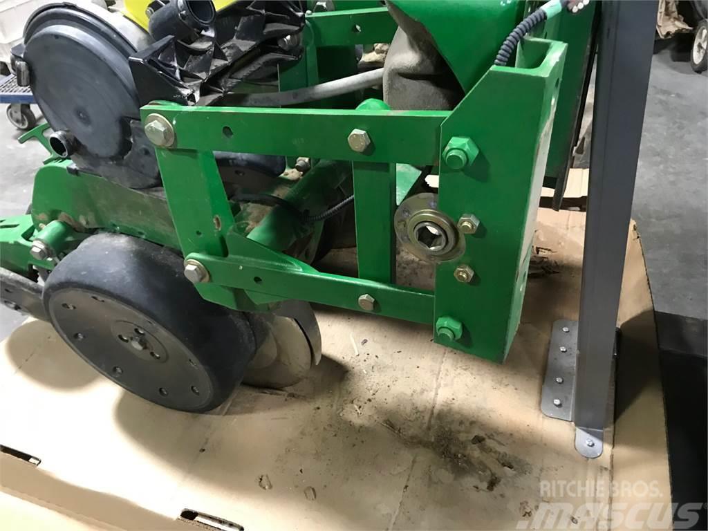 John Deere XP row unit w/ closing wheels & meters Další secí stroje a příslušenství