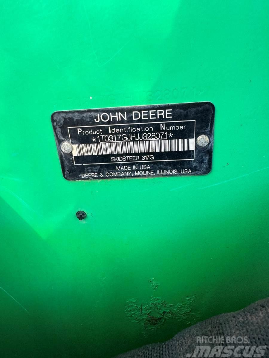 John Deere 317G Smykem řízené nakladače