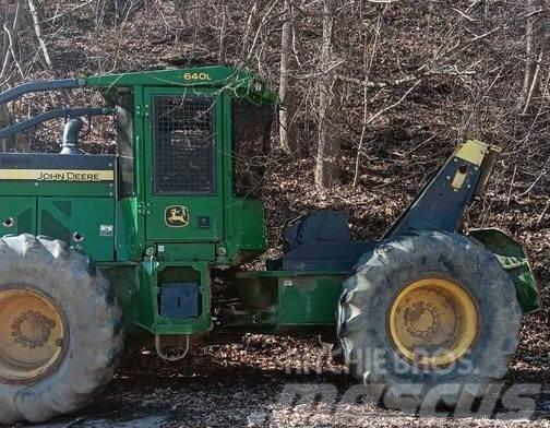 John Deere 640L Lesní kolové traktory