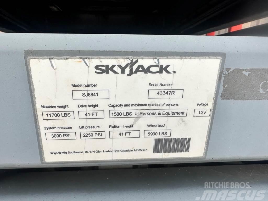 SkyJack SJ 8841 Vertikální sloupové výtahy